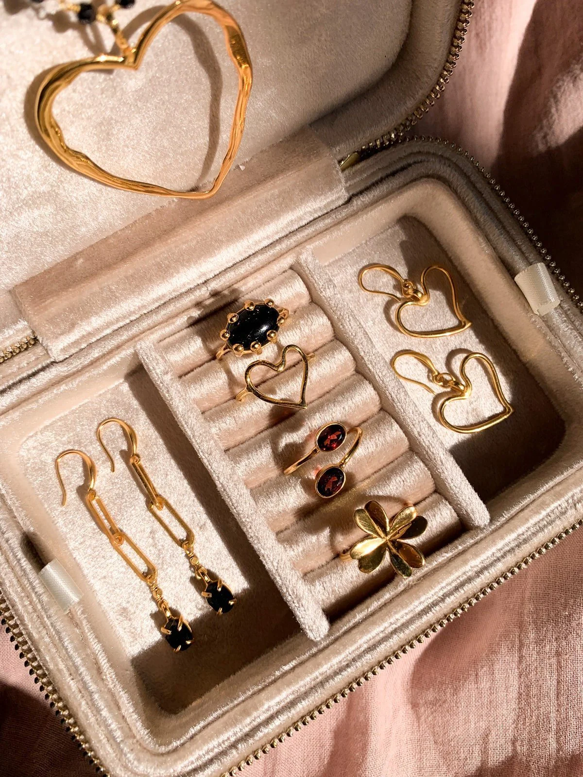 Jewelry-box-1-min-992312_3b99c519-7f8d-4e89-aa04-09f5976fc293-536335 Jewelry-box-1-min-992312_3b99c519-7f8d-4e89-aa04-09f5976fc293-536335