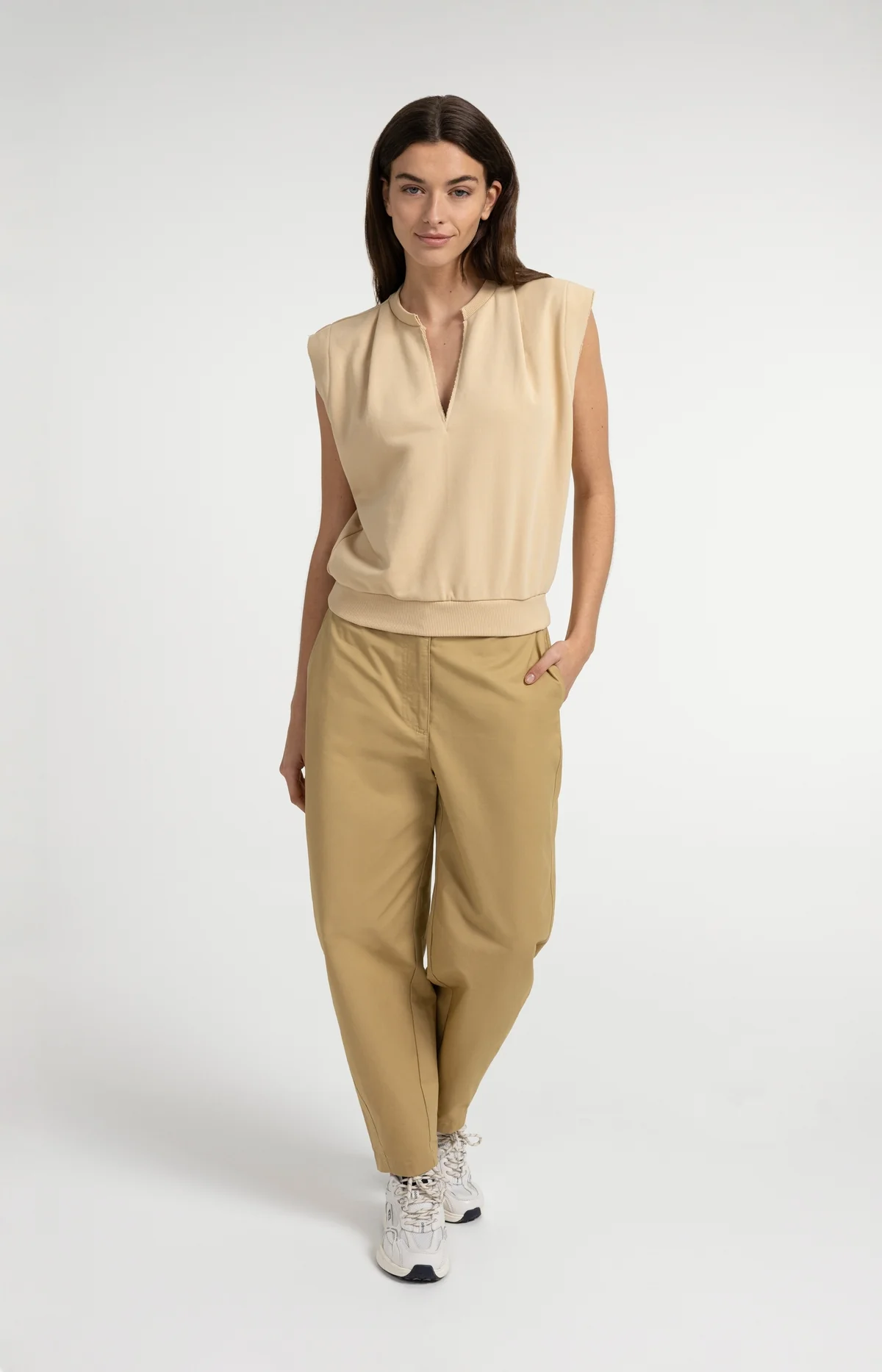 high-waist-barrel-leg-trousers-with-button-detail_b52119ff-5364-43db-a14f-754859d95022 high-waist-barrel-leg-trousers-with-button-detail_b52119ff-5364-43db-a14f-754859d95022