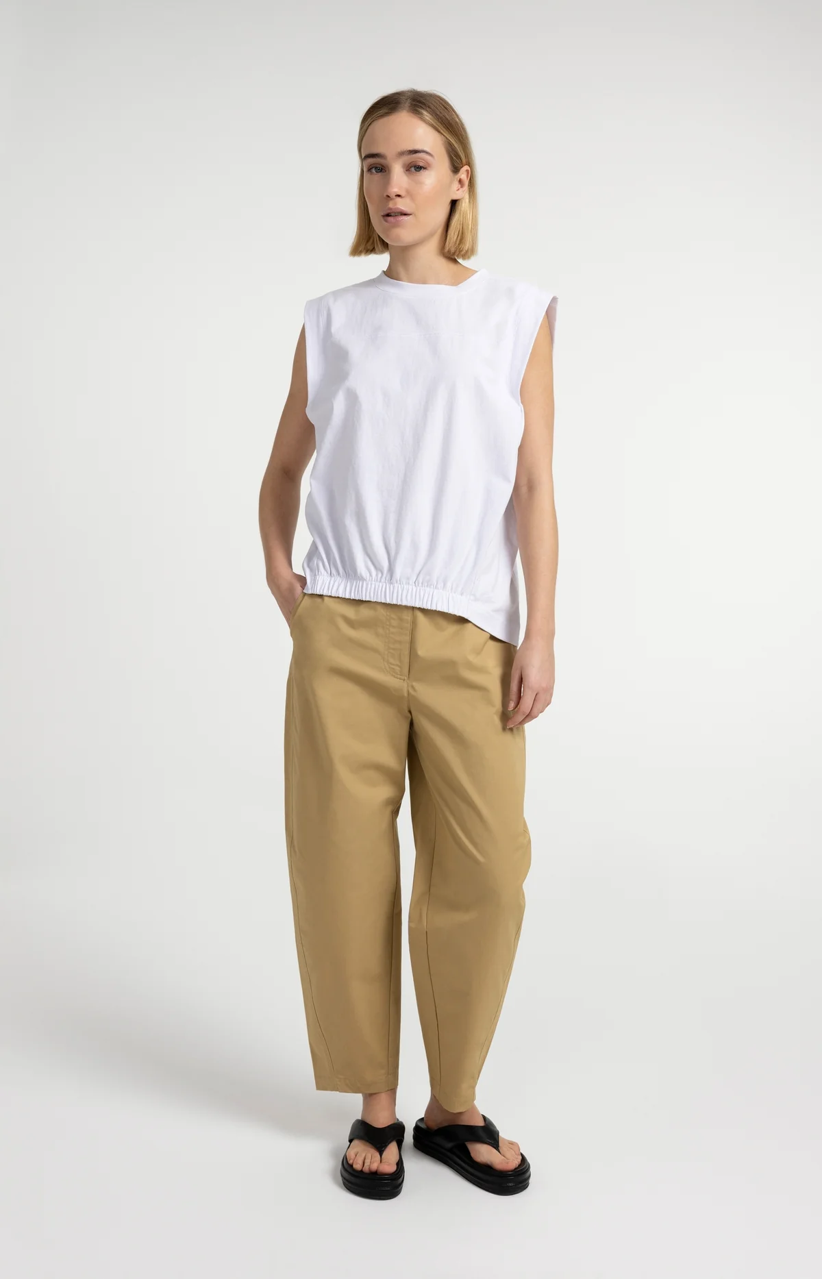 high-waist-barrel-leg-trousers-with-button-detail_b776515d-c8b6-443b-8e63-68a6c56d2ddd high-waist-barrel-leg-trousers-with-button-detail_b776515d-c8b6-443b-8e63-68a6c56d2ddd