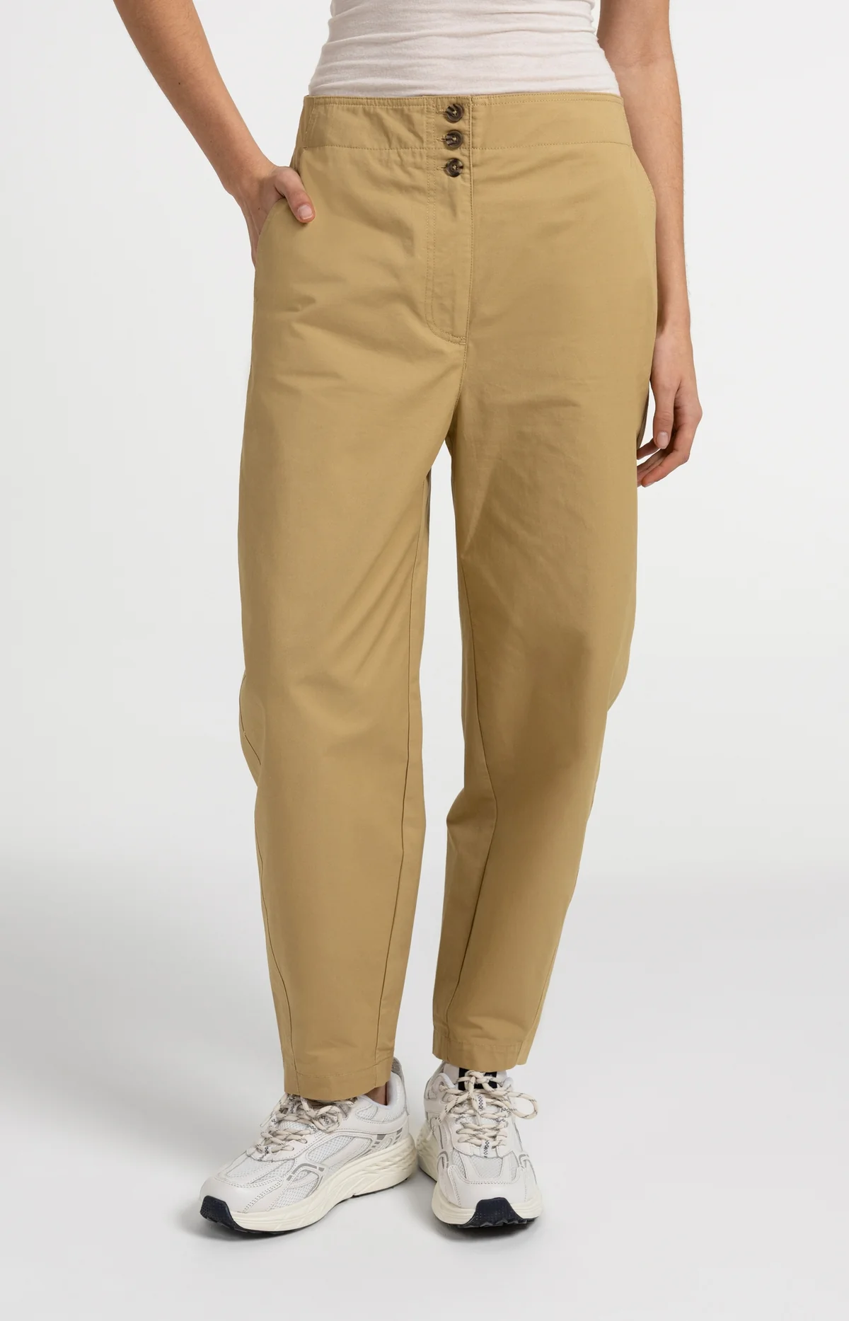 high-waist-barrel-leg-trousers-with-button-detail_efe239b7-1e82-49cd-840a-adf1894bc86e high-waist-barrel-leg-trousers-with-button-detail_efe239b7-1e82-49cd-840a-adf1894bc86e