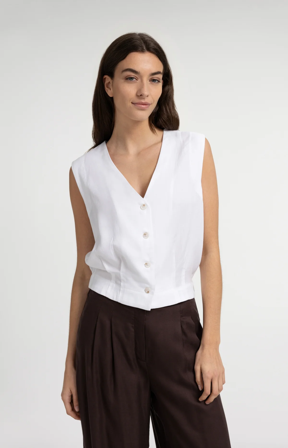 sleeveless-blouse-with-pleat-details-and-elastic-hem_52e293b3-edc1-4df3-be33-21db11c6b6f8 sleeveless-blouse-with-pleat-details-and-elastic-hem_52e293b3-edc1-4df3-be33-21db11c6b6f8