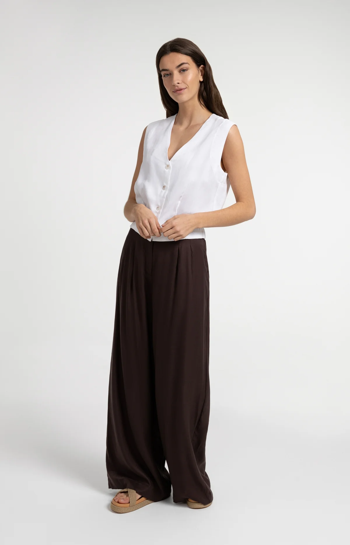 sleeveless-blouse-with-pleat-details-and-elastic-hem_9dab3976-df86-41d7-bf76-aaef259bfe34 sleeveless-blouse-with-pleat-details-and-elastic-hem_9dab3976-df86-41d7-bf76-aaef259bfe34