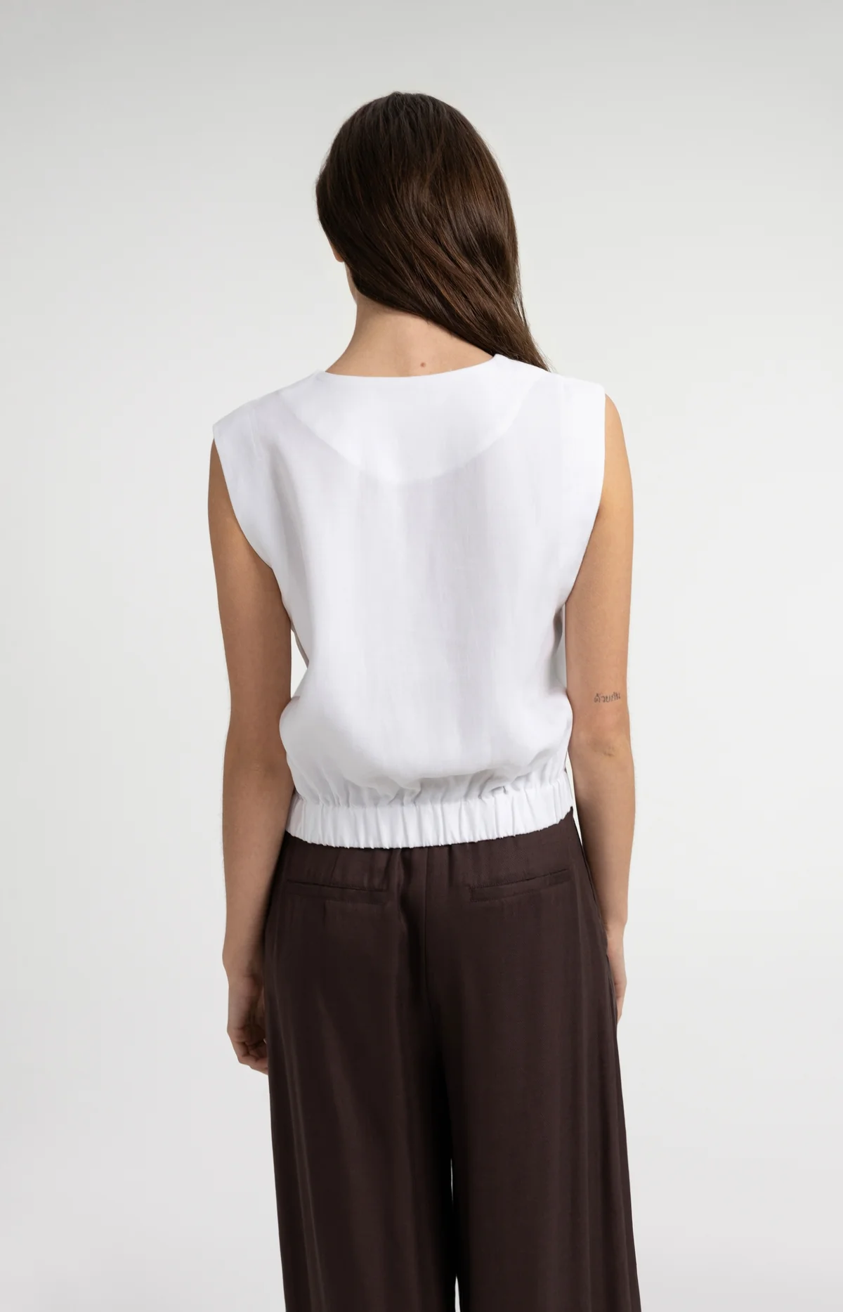 sleeveless-blouse-with-pleat-details-and-elastic-hem_f94dd33d-ed11-4305-9f76-00311d8b48ac sleeveless-blouse-with-pleat-details-and-elastic-hem_f94dd33d-ed11-4305-9f76-00311d8b48ac